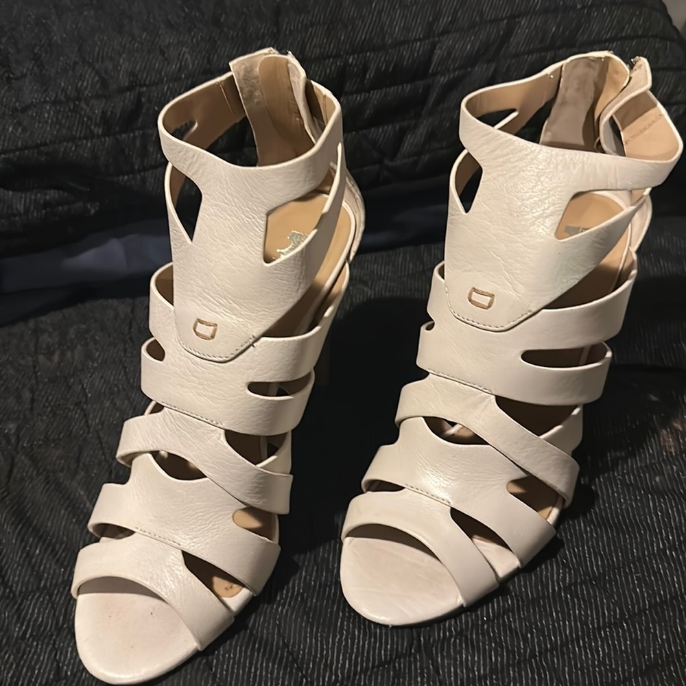 Joe’s 10M White Leather Sandle